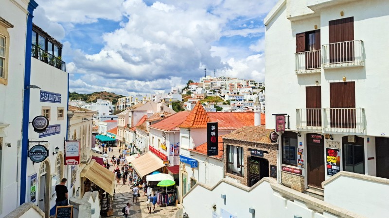 hus, trange gater, butikker og mennesker